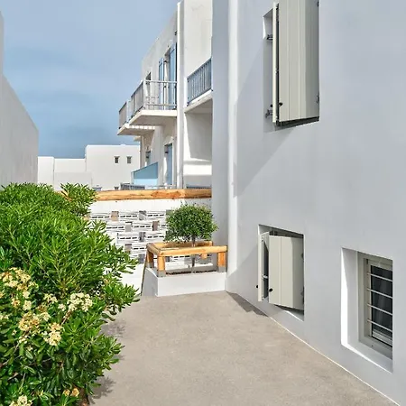 Siora Of Paros - Malatesta & Piccolo Naousa (Paros)