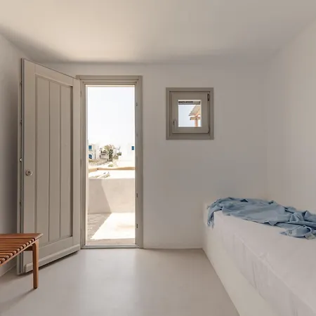 Siora Of Paros - Malatesta & Piccolo Naousa (Paros)