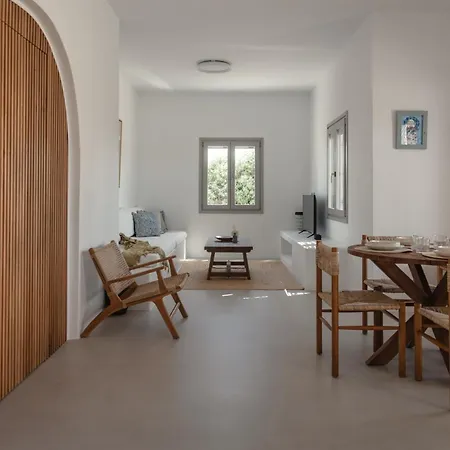 Siora Of Paros - Malatesta & Piccolo Naousa (Paros)